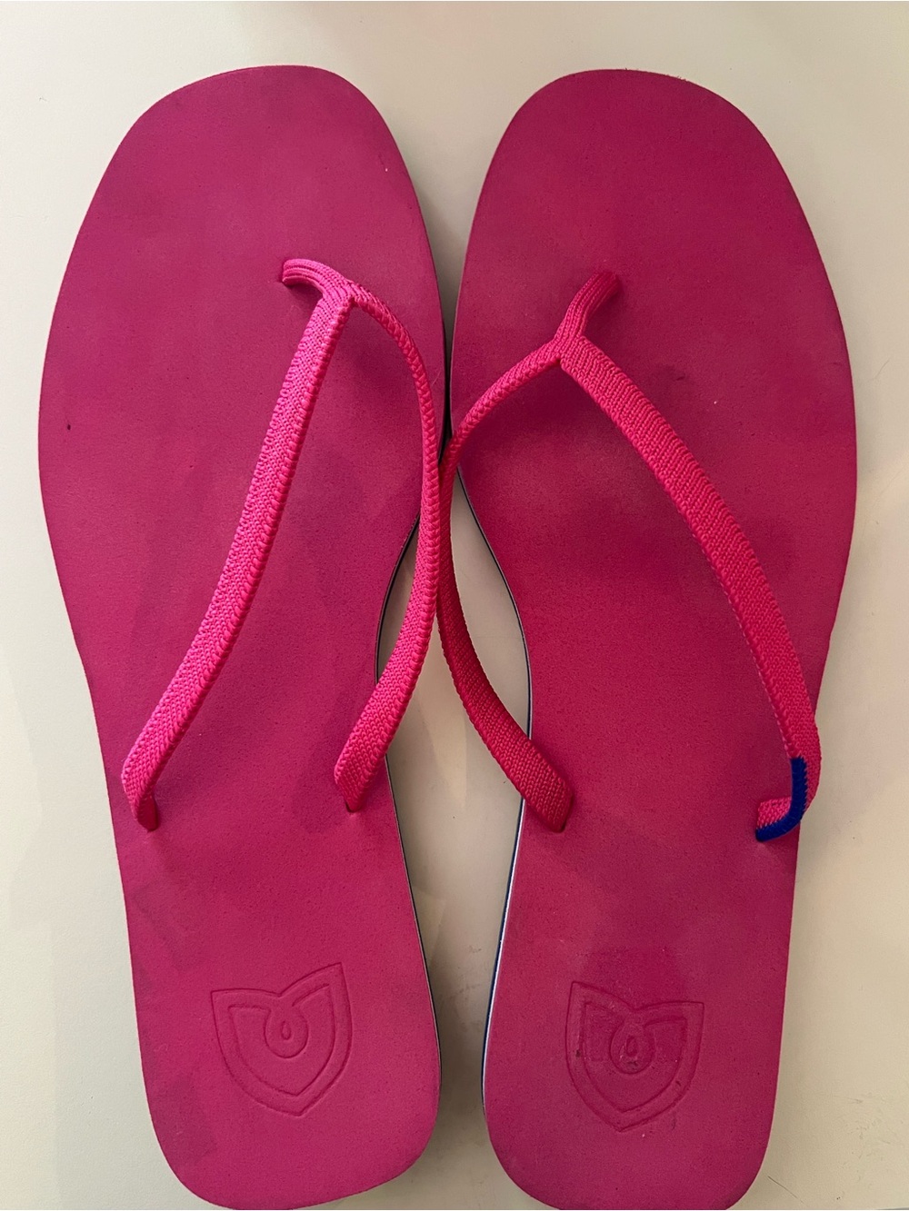 Rothy's Hot Pink Flip Flop Sandals Sz 9 textured strap NWOT